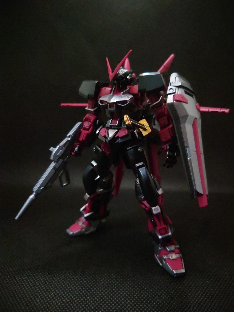 フレームはスミ入れして艶消しのみです。装甲のブラックはメタリックブラック、グレーはライトガンメタリックでツヤ有にしました。