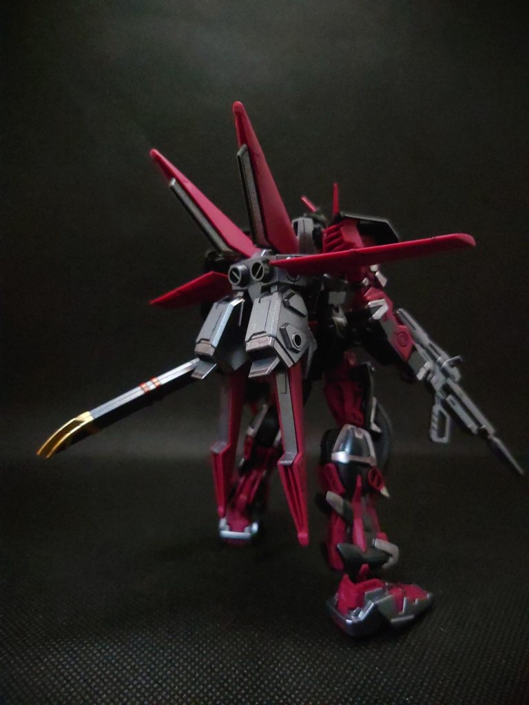 装甲の縁取りはガンダムマーカーのライトガンメタリックを使用しました。境目を彫りこんでいるのであまりはみ出…ていないはず。