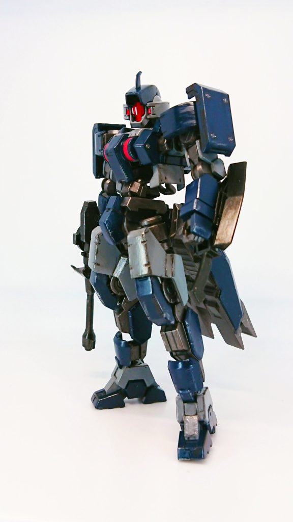 オリジナルカラーに挑戦しましたが塗装のスキルが無さすぎてどうにもなりませんでした(;´Д⊂)最終的にダグラムのような色に。これはこれで良いかな?と思えてきました