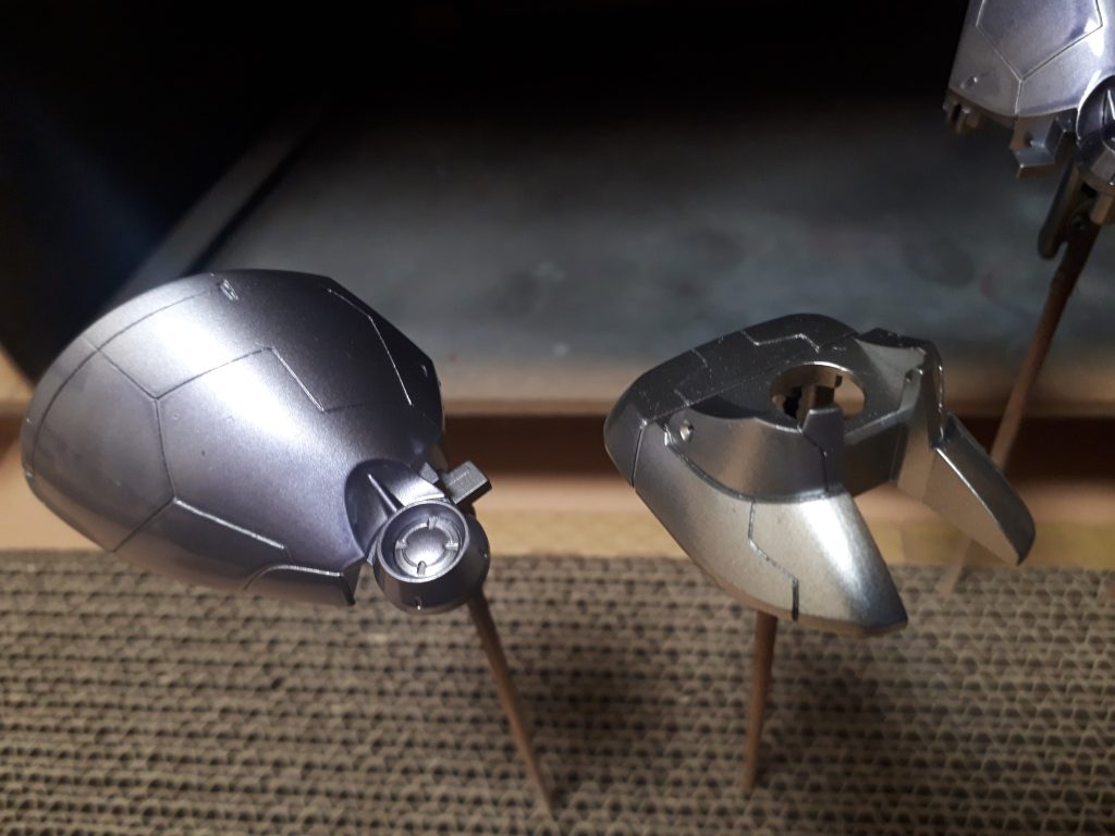 キャンディの下地はブラック+シルバー。シルバーは普通のやつ（スーパーファインではない）。撮影環境のせいでちょっと黄かぶりしてますが、右が下地まま。左がクリアダークパープル1回目。