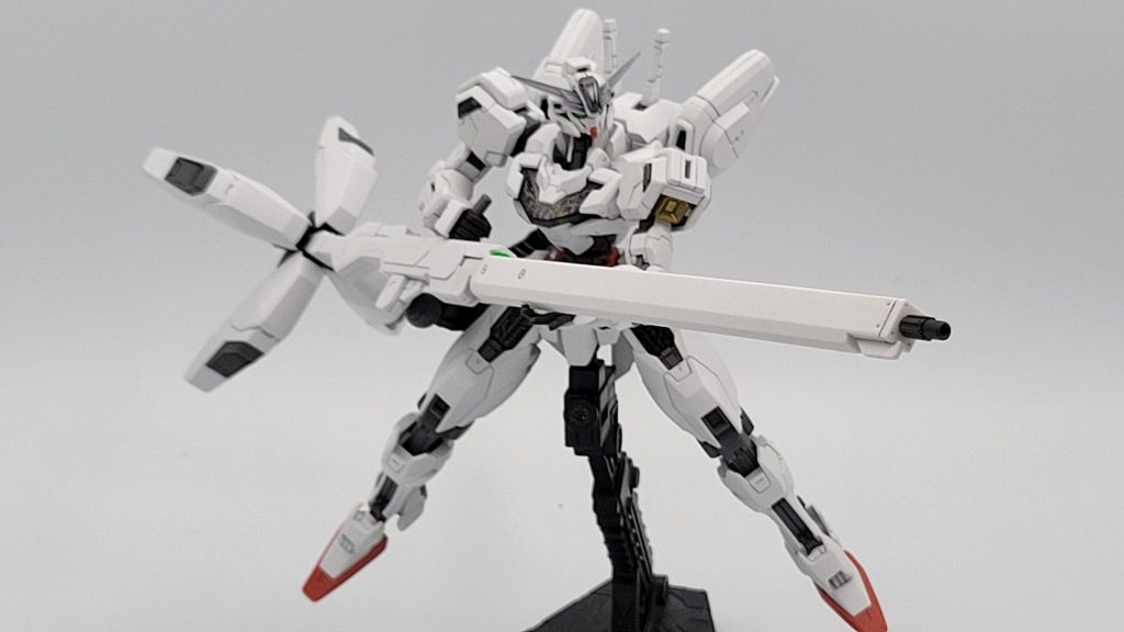 ライフルの両手持ちも、アームの延長と平手のお陰で色んな射角で構えられるようになってます。