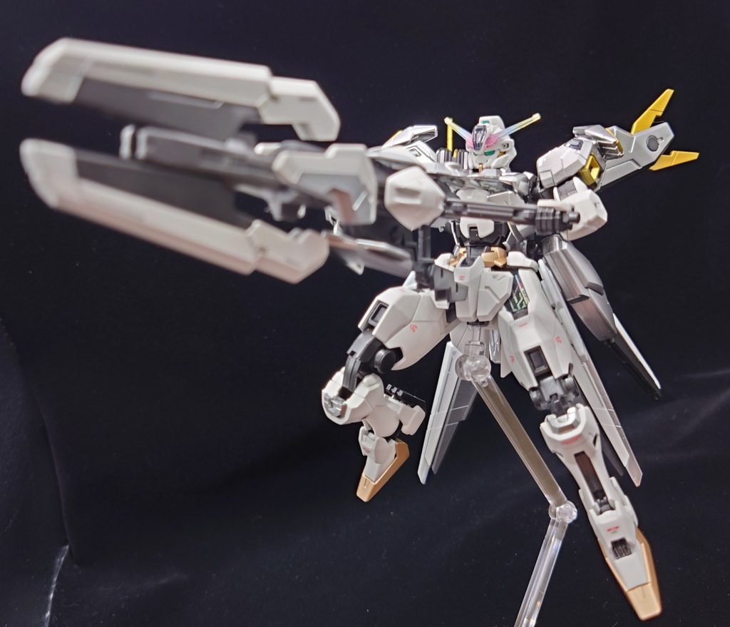 ガンビットライフル展開。接続アームは無いので、バリアブルロッドライフルはポイ捨てされたに違いない…