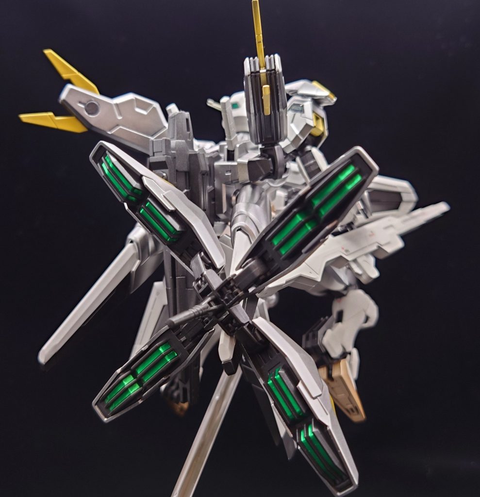 背面、劇中のキャリバーンには接続アームは無かったので利用しない方向で。バリアブルロッドライフルは上手く持たせないと維持出来ないのが難点。