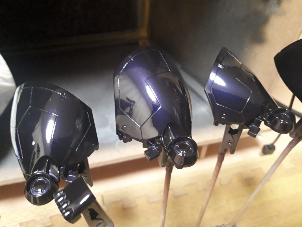 クリアダークパープル4回目。単体で見るとほぼ黒。ブラックのパーツと並べて見ると違いがわかるくらいの濃さになっちゃいました。（照明が明るいとかろうじてわかるくらい）しかもつや消ししたらなお発色が悪くなって、、、、。もうちょっと薄くてよかった。閲覧、ありがとうございました。