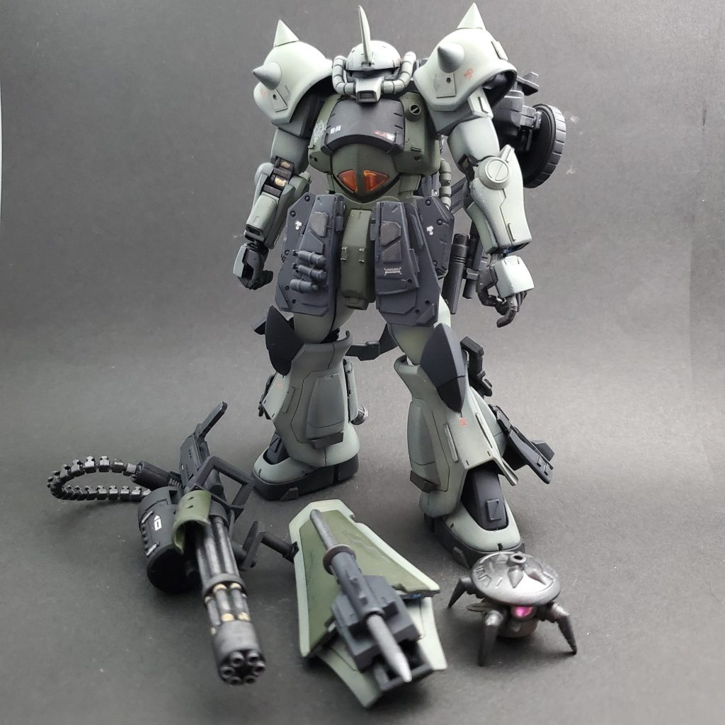 脚部にマチェットナイフｘ２バックパックに投下型機雷（地雷）　マシンガンをマウント。