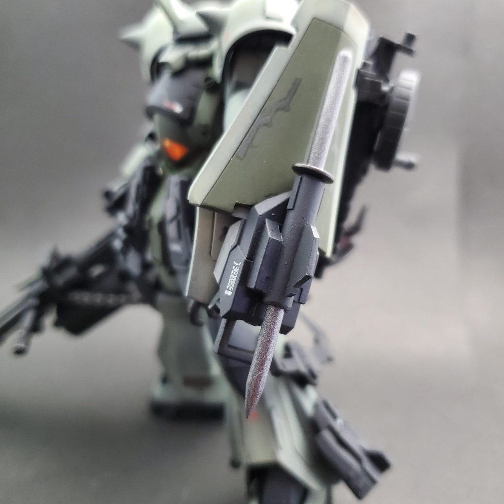 パイルバンカーで連邦のMSのコクピット、装甲車両を貫きます。