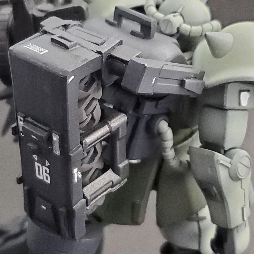 バックパックに機雷を搭載してます。移動しながらバラまいたり