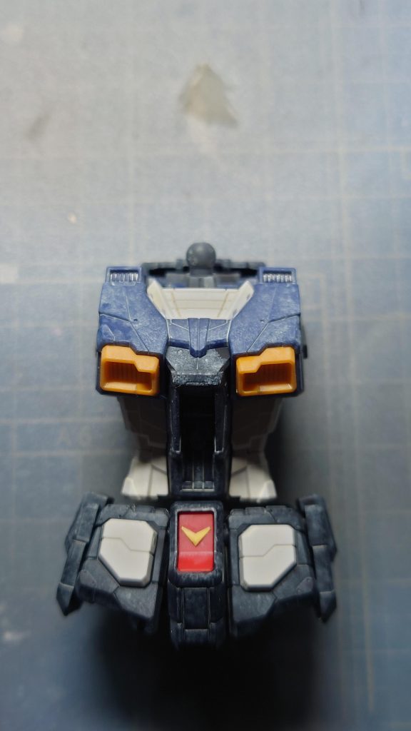 ウェザリングも、下地に白でウェザリングすることで色の奥行きが出るのと退色表現をしています。