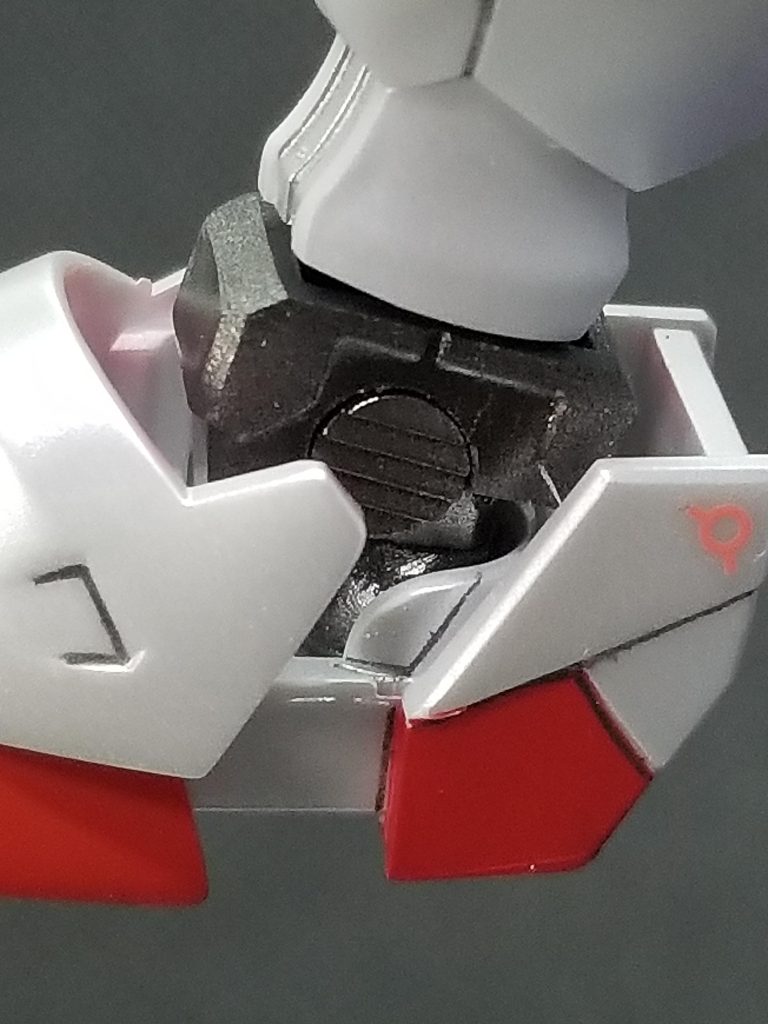 組んでみたら何だか平面で寂しかったので、コトブキヤのスリット丸パーツを埋め込んで、接続部らしくしてみました。