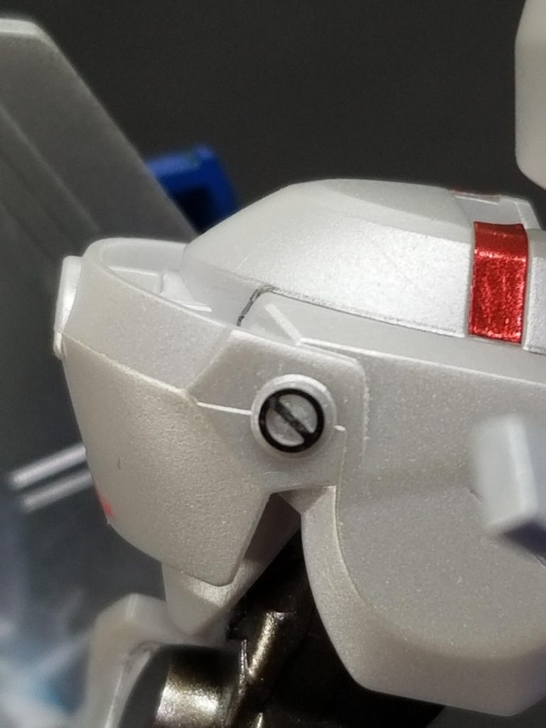 肩部にもメタルパーツを貼って見た目改善してみましたが…やらなくてもよかったかな?😅