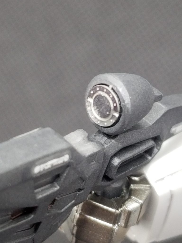 そのスコープ部にもメタルパーツでディテールアップを。