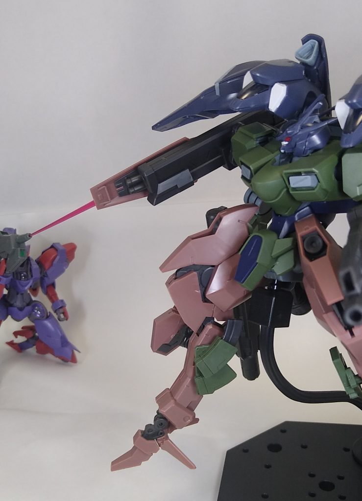 コクピット直撃コースの銃撃が偶然ソーンのシールドに当たり防がれる。思わずノレアの名を呟く5号。エモい。