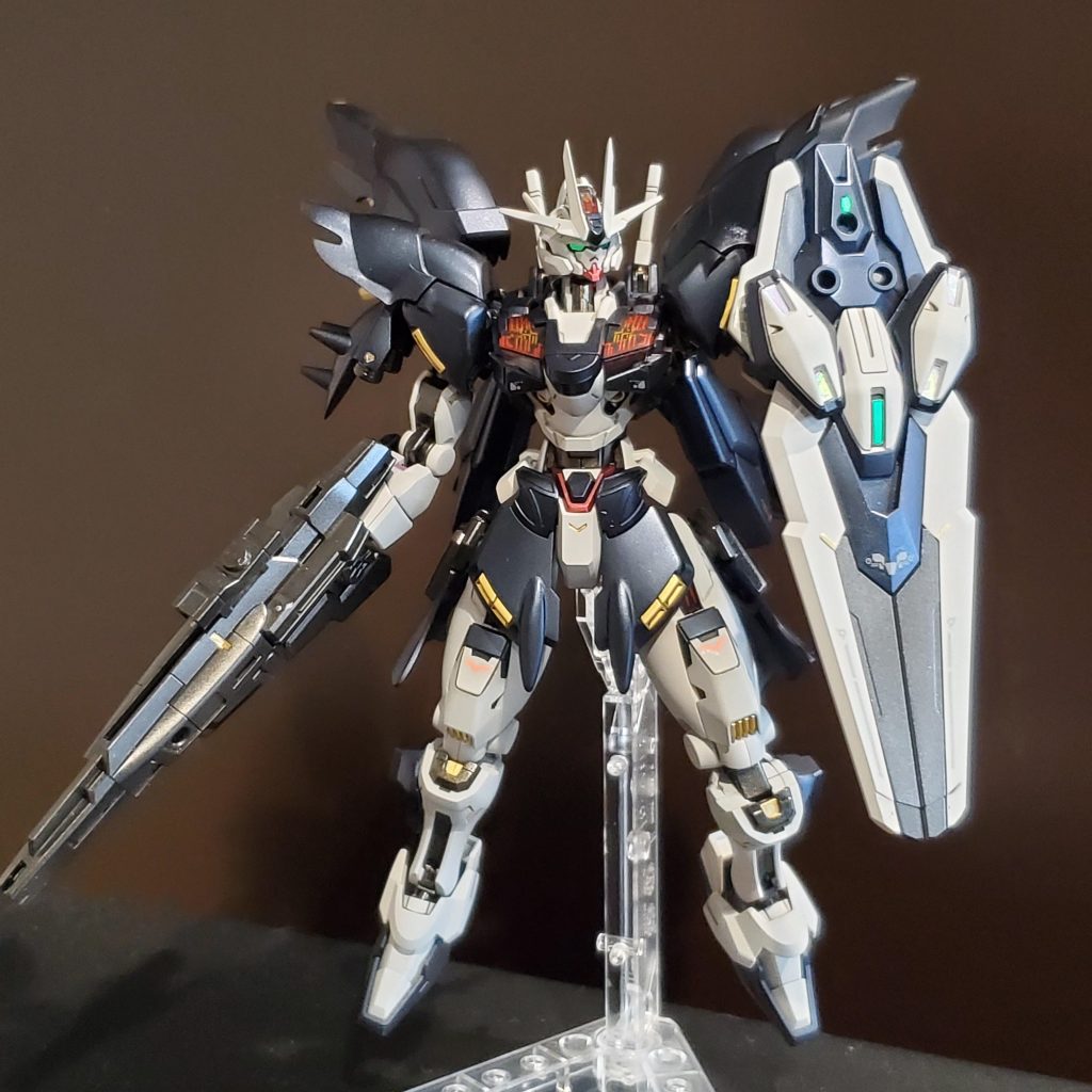 ガンビットシールド状態。塗装はプリズムブルーブラックを使ってみました!最後に艶ありにしようと思ってたけど、半艶がカッコいいなと思い採用。いろんな所にラピーテープ。