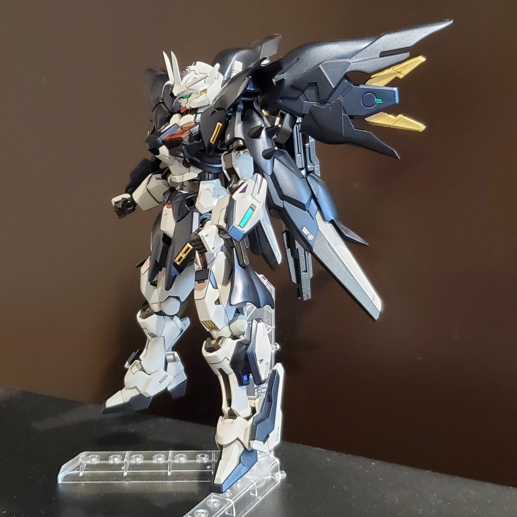 一番のお気に入りは、バックパックです!エアリアルのものに穴を空けて差し込んだだけの簡単改造でめっちゃカッコよくなりました!大腿部のガンビットをアンクルに移植して、大腿部には馬超バルバトスのサイドスカートを付けると魔女っぽさが。