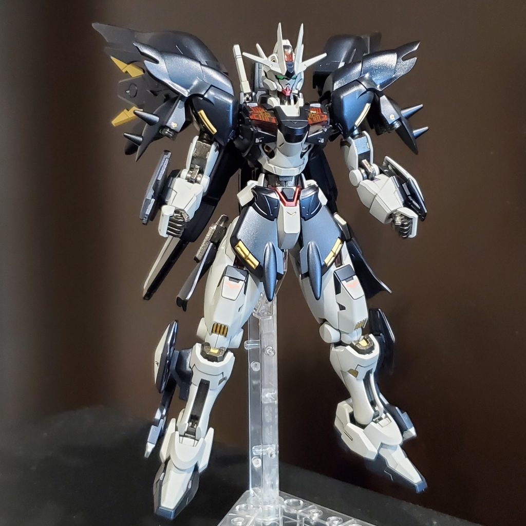 ビットオン形態本体。肩とフロントスカートをシナンジュ化。それに伴い肩のガンビット装着部を下腿に移植。怒り肩への修正と脚のボリューム補正ができたと思います!