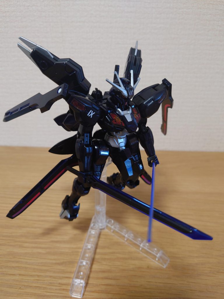 近接戦闘時。ハイマニューバモードに切り替え、ガーディアンユニットをビットオンフォームすることでさらに高機動化出来る。