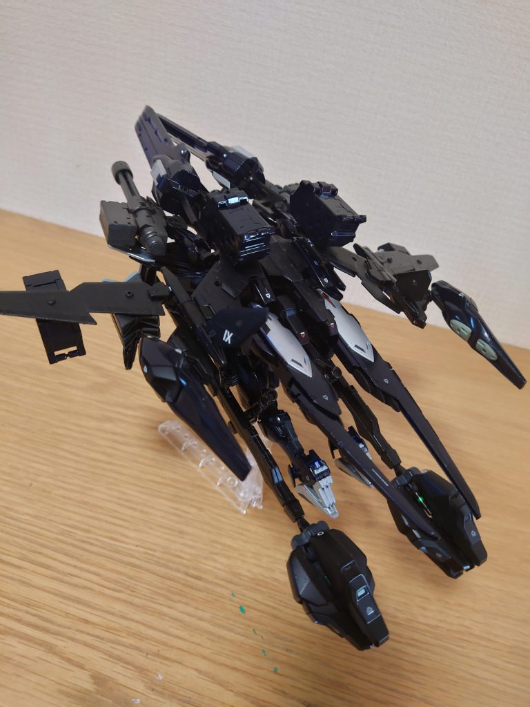 背部から見た姿。複数のスラスターを増設してスピードと機動性を確保している。