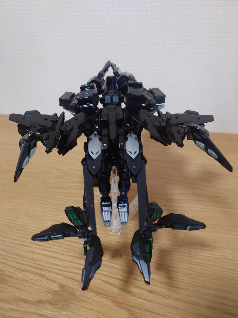 攻撃用以外にサイドブースター内にファラクト同様のコラキ(スタンビット)を装備している。これにより敵の動きを抑制し撹乱する。