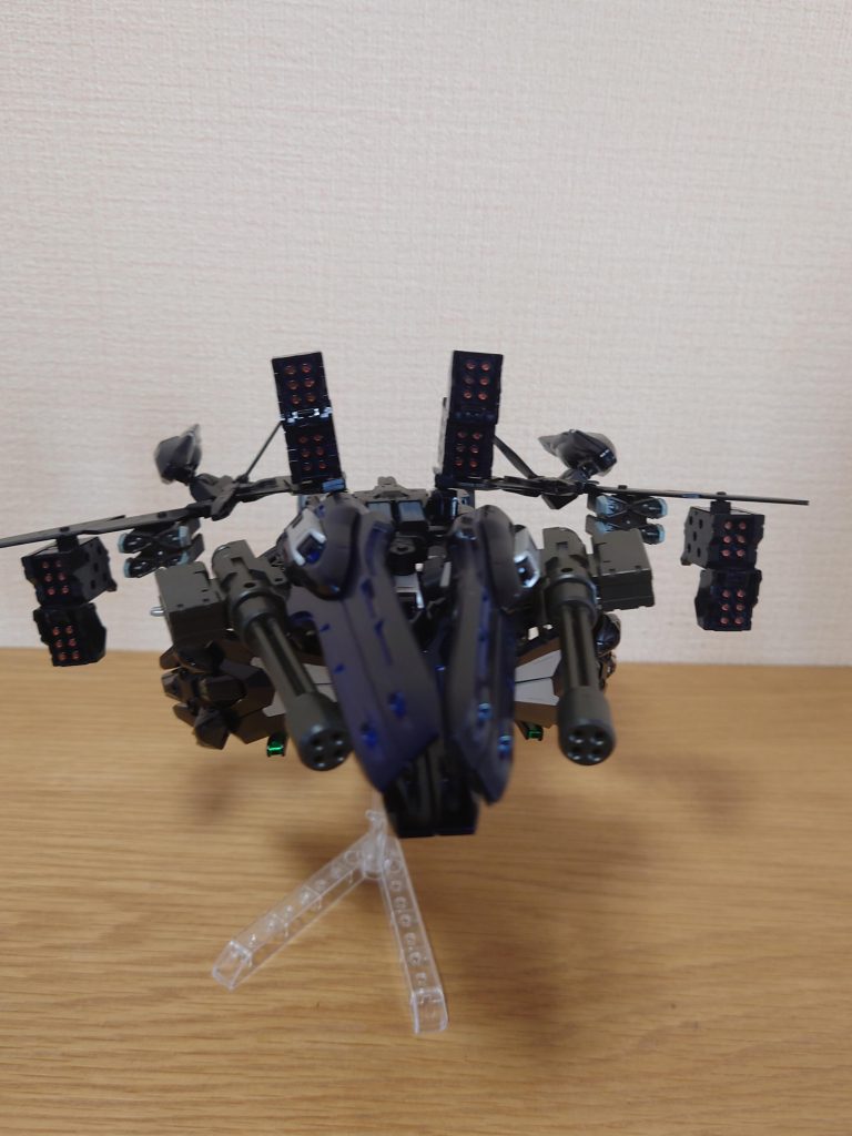 前面への火力が集中している。武装はバリアブルロッドライフル2本とビームガトリングガン2門、ガーディアンを3ユニット、12連装ミサイルランチャー4基と多目的4連装ミサイルランチャー2基。多目的4連装ミサイルランチャーに装備されるミサイルは通常のものと異なり、ガンドフォーマットで誘導する方式を採用したガンビットミサイル。