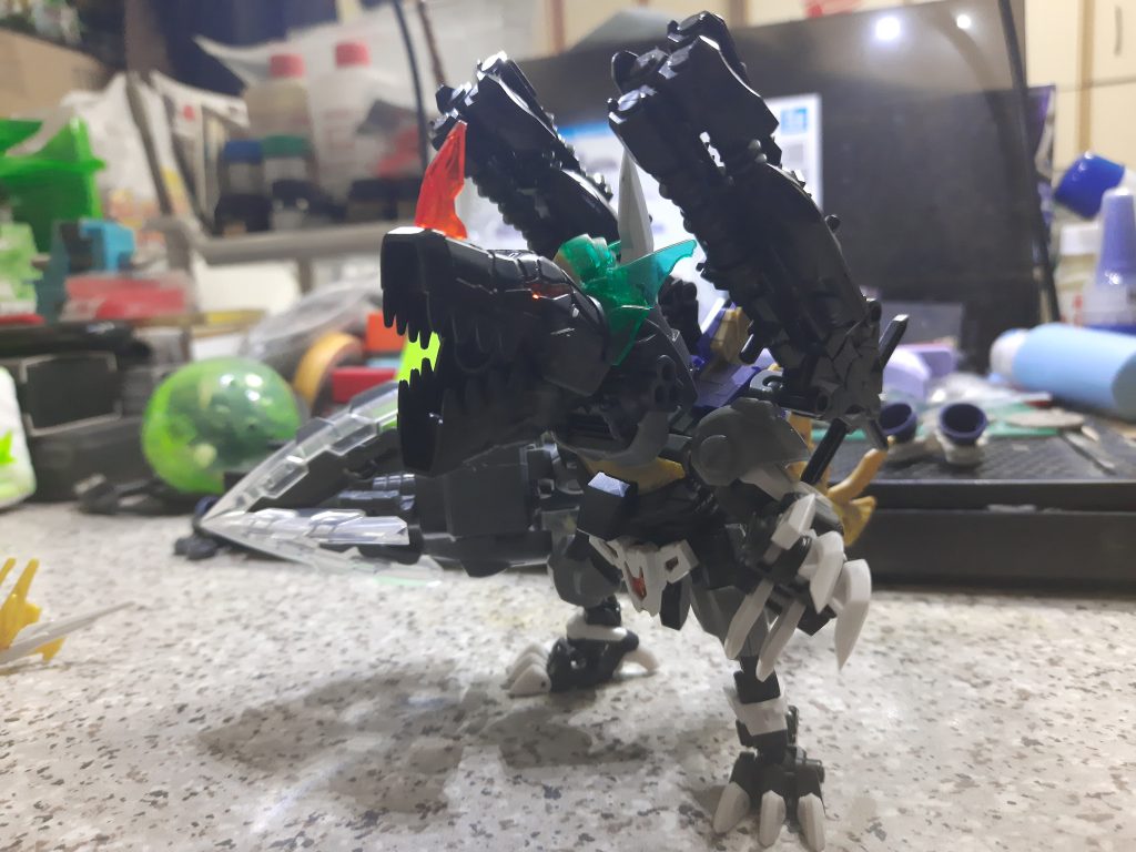 最後使用壽屋配件作頸部改造，手腳亦換上其他殺肉件