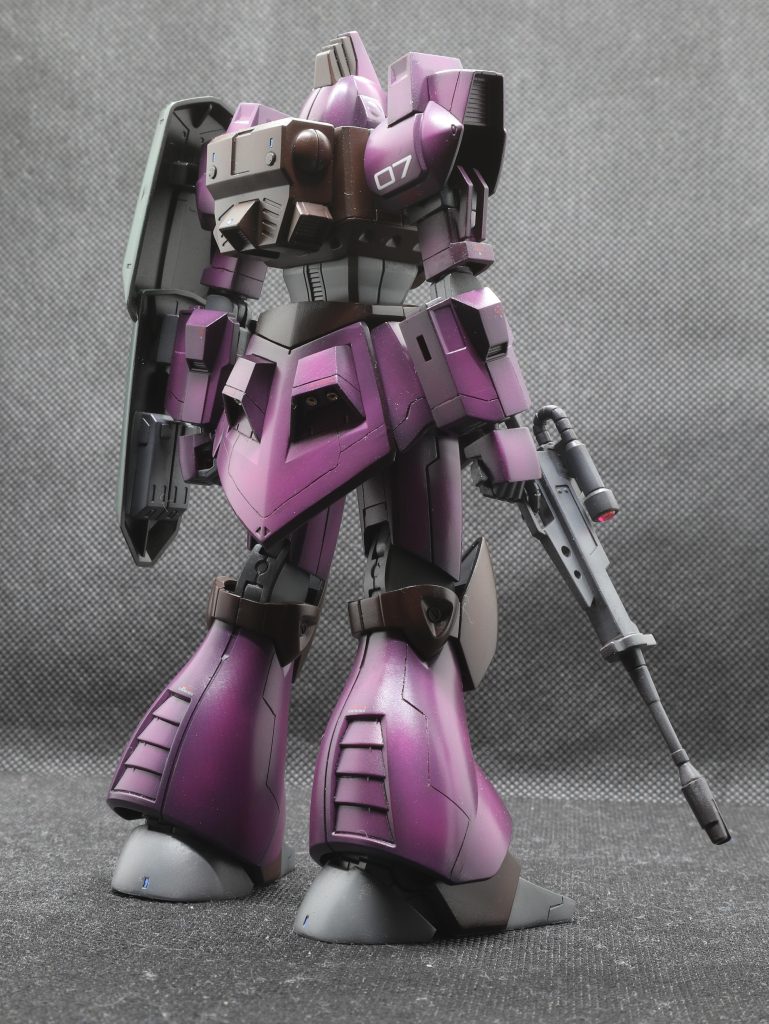 バックパックとかかとの凹みにさりげなくブルーのラピーテープを貼ってます。いい感じ。