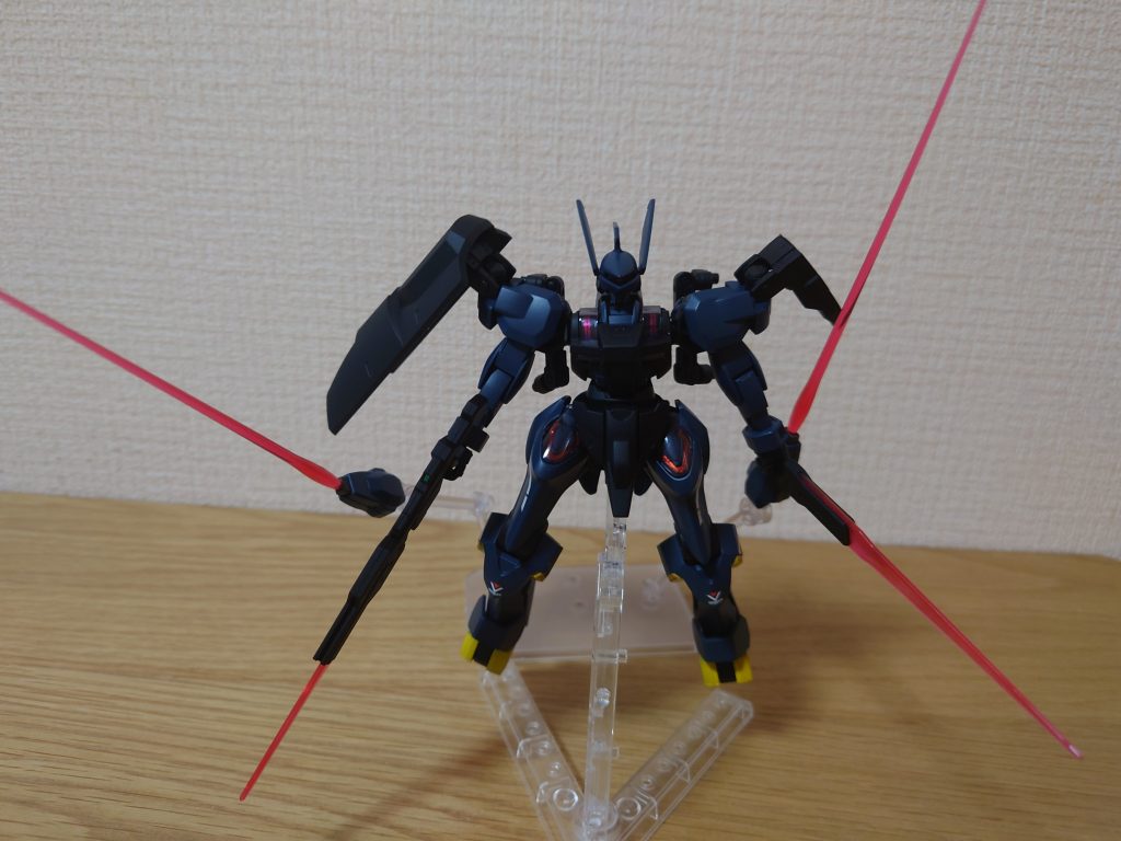 外装を投棄し近接戦闘を仕掛けるガーキマ。