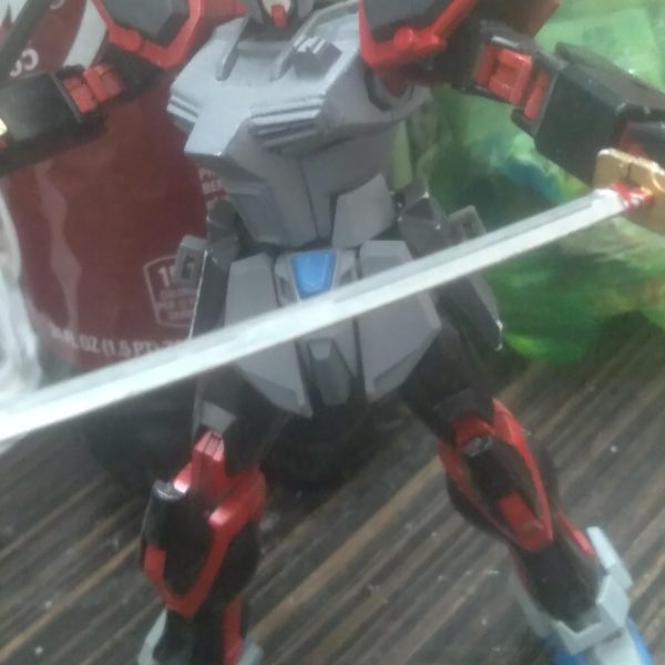 I forgot I started this project. I had an idea of making a red frame Strike custom. The torso has some work done to it. Mainly plastic plate. I also added chest vents and a sensor. The swords are from the sengoku astray. I glued some of the #11 poly caps on the side skirts. They work perfectly to hold the swords. I'm not quite finished painting it, lol. A few minutes ago, I took a spare core splendor from the hgce Impulse and drilled a hole so the aile striker pack can be delivered during battle. I have to figure out a way to mount the shield and rifle somehow. （2枚目）