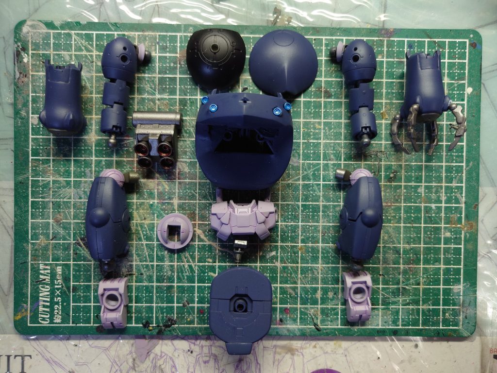 塗装が終わって組み立て前の状態。塗料はタミヤ水性アクリルを自分のイメージで調色しました。