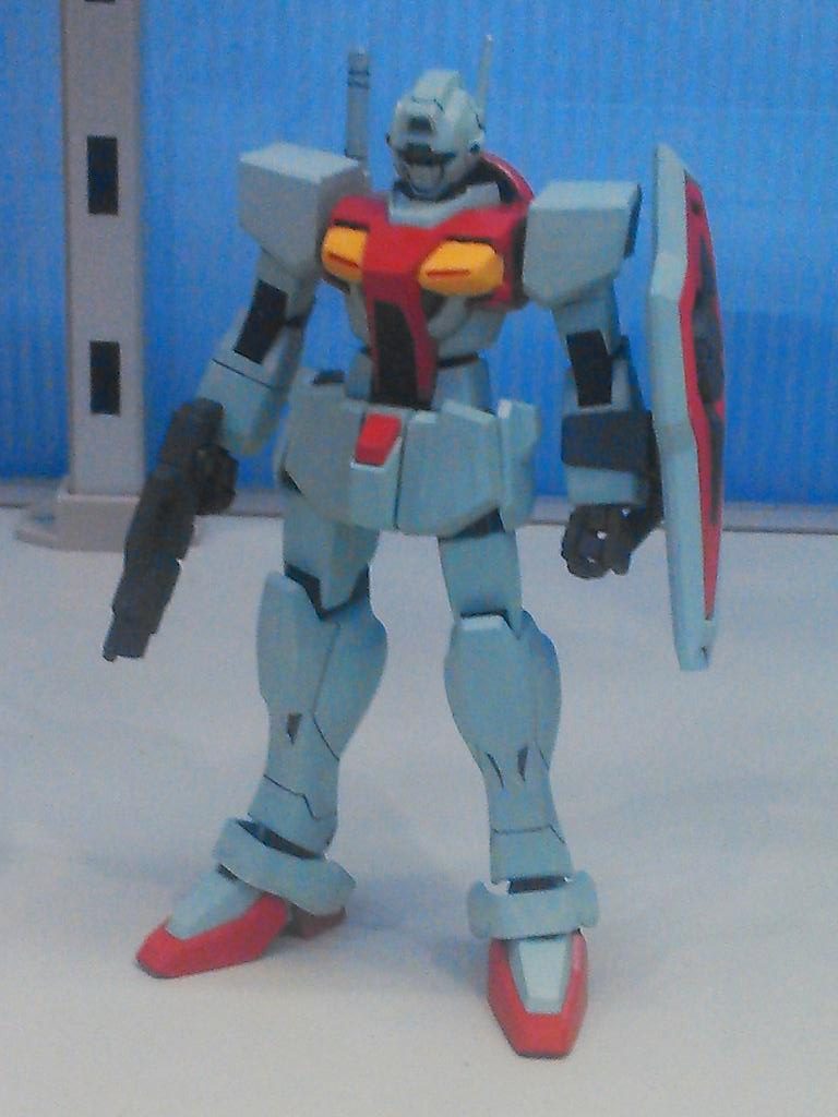 古い画像ファイルからの写真なので画質荒くて申し訳ありませんが、胸部アンテナのスリット、フロントスカートの□、ふくらはぎのスラスターなど、地味にパテ埋め作業が多かったです。