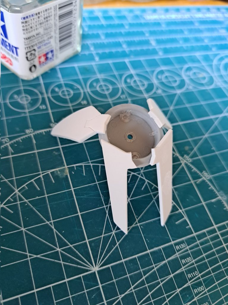 ビルダーズパーツのレドーム(大)に、それっぽく型どったプラ板を張り付けて塗装しました塗装の時の画像↓https://gumpla.jp/story/1482142