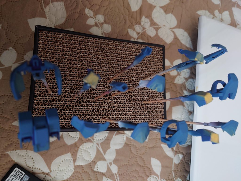 初めてのスプリッター迷彩塗装ということで、どういう色合いで行くか悩みましたが、一層目にミディアムブルー、二層目にすみれ色、三層目にネイビーブルーという感じで塗り分けていきました