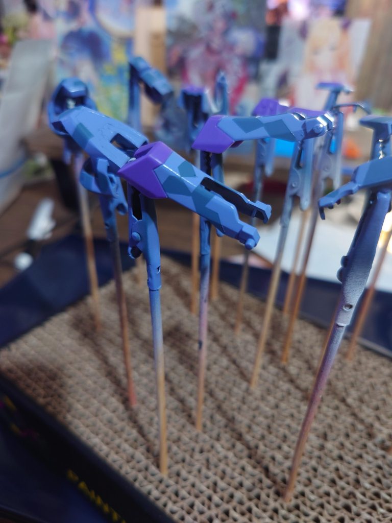 二層目まで終わった状態。迷彩パターンを考えながらマスキングテープを貼るのは楽しかったです。