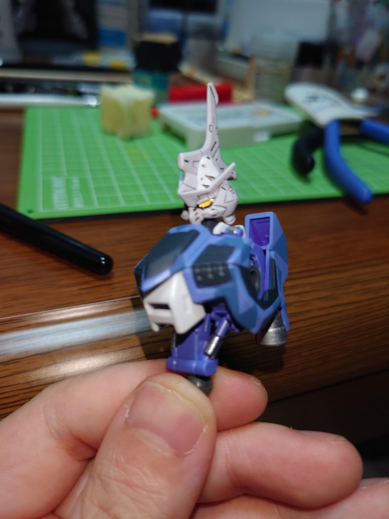 上半身途中経過。バーニア等はアーティスティックマーカーのシルバーで塗装してます。少しずつ色分けにも慣れてきました。