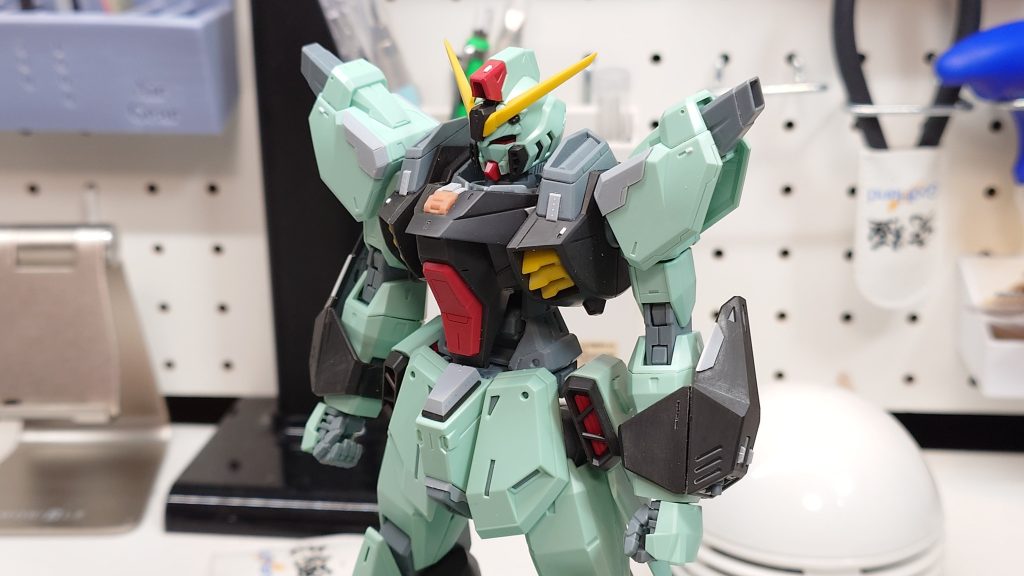 腰部分の黒いパーツがキットのままだと薄く平らなのが気になり3ｍｍ厚くしてよくある台形の形に変更。その他ディテールアップをしてます。