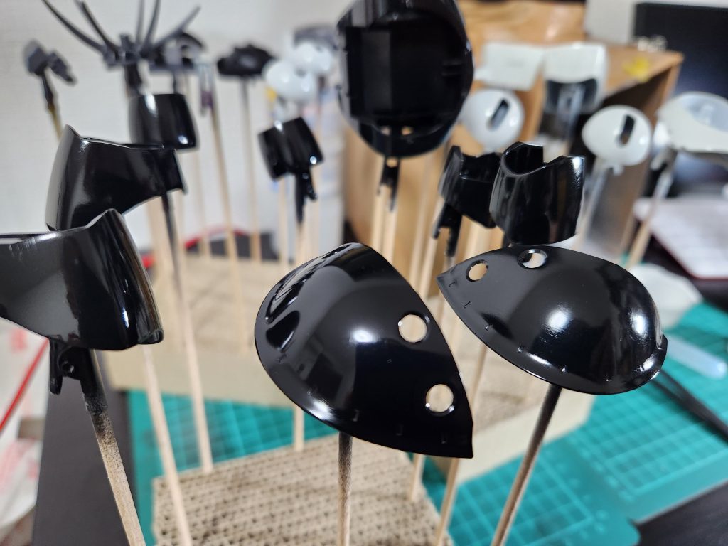 光沢黒の上に粉をつけて磨くと、まるでメッキのような銀色鏡面になります!