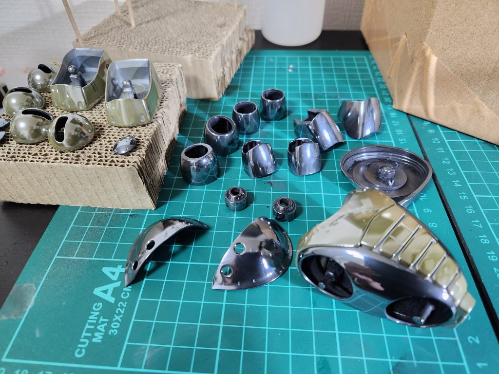 今回は「アッガイ」で作って大正解だったと思います。広い面のある部品でやった方が作業しやすいですし、鏡面が映えます。