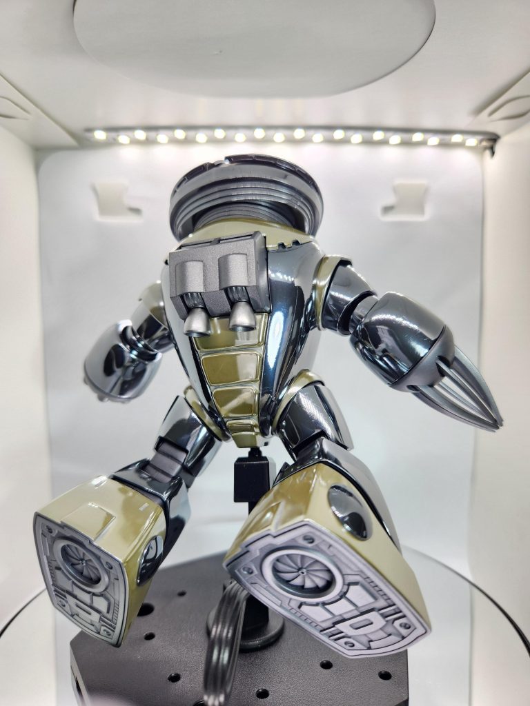 バックショット ハンドパーツ、バックパックや内部の関節、足裏などは、艶消し仕上げで、外装の鏡面との対比を意識しました。