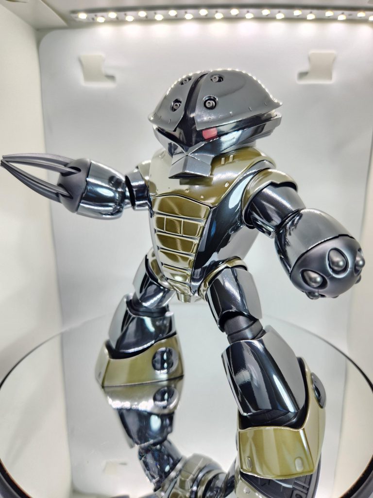 これまでスタイルのいいキットばかり作っており、今回初めて気づいたのですが、腰をひねることができないことが、ポーズの幅を激減させています。 カッコよく決めるのがなかなか難しいです。