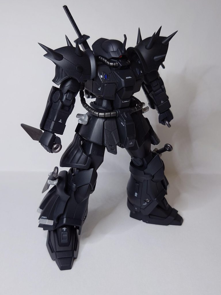 軽い気持ちで太腿部分を延長したのですが それに合わせて全身のバランスも調整することに。 プラ板やパテ等を使って上腕と腹部も延長して 胸部と腹部を幅広にしております。