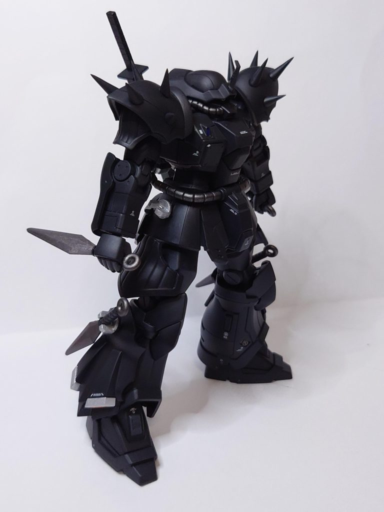 肩や前腕部分と足の膝下のところの一部などは合わせ目消しております。また少しスジ彫りもしております。近くで見ると全体的に雑さが目立ちますね。