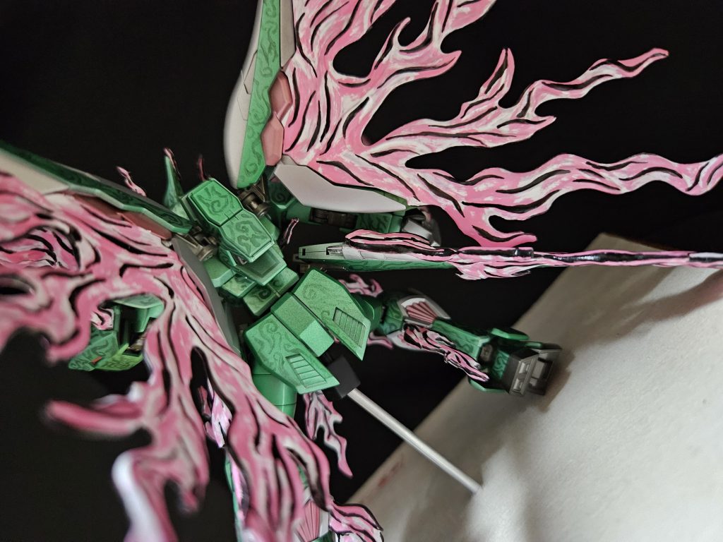 背面。浮世絵風の塗装を施したことで光の翼に迫力が出たと思います。個人的には好きなカットです。