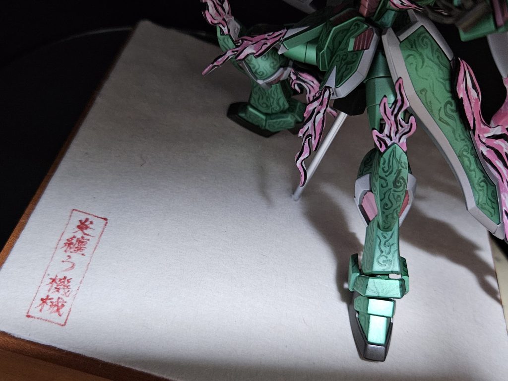 浮世絵っぽさをより引き出すために、台座の表面には和紙を貼り、タイトルを書きました。