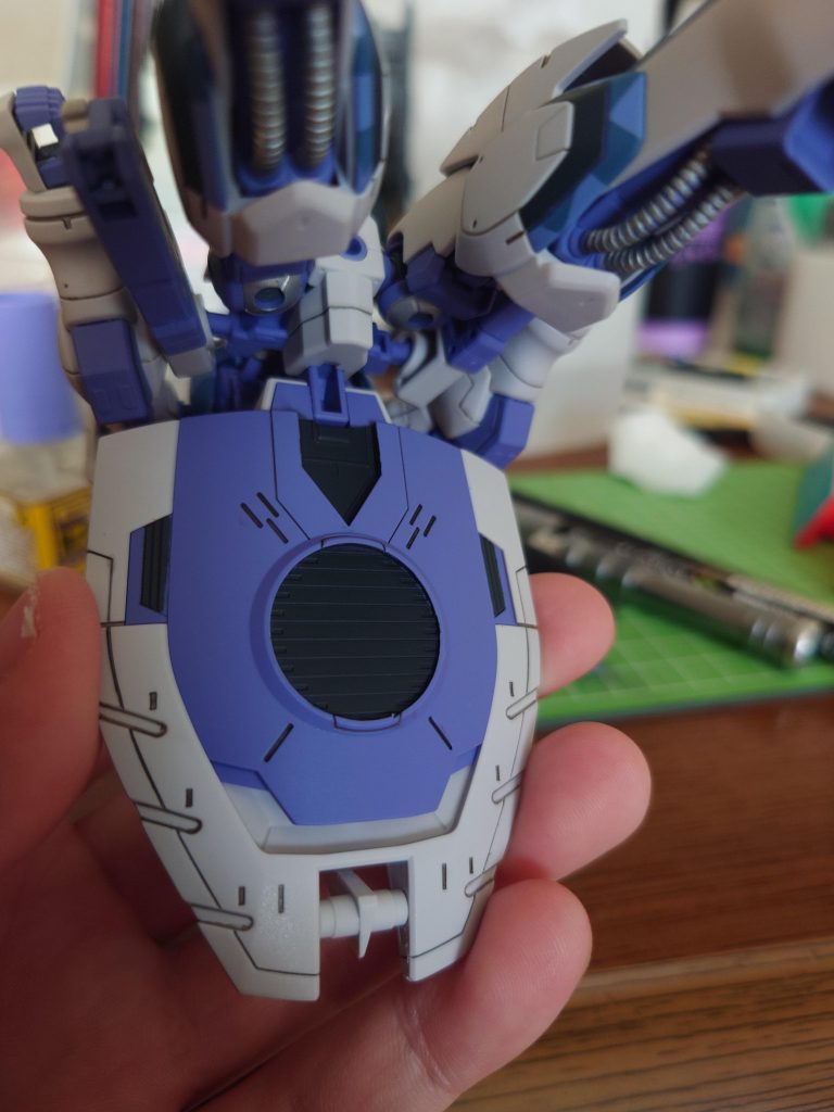 大型リアスカートの内側をネイビーブルーで塗り分けしました。円形の塗り分けはまだまだ練習不足なのでもっと綺麗にできるように勉強していきたいです。