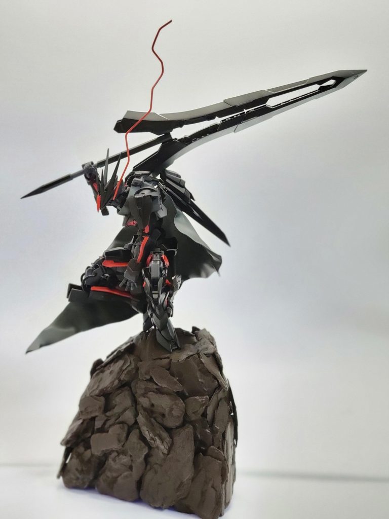 全体前側赤いとこは一応UVライトで光ます。このポージングができるように首と膝の関節を弄ってます。マントはプラ板炙って制作。