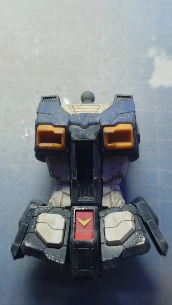 さらにブラウンでウェザリング、シルバーのチッピングを施しています。