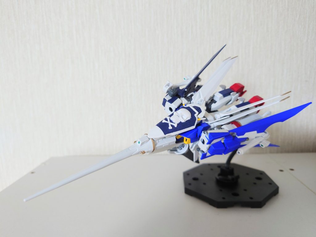 ストライダー形態シールドをドッズランサー改に装着して頭部保護兼機首パーツにし、ドッズキャノンを回転させて前方に向けます。