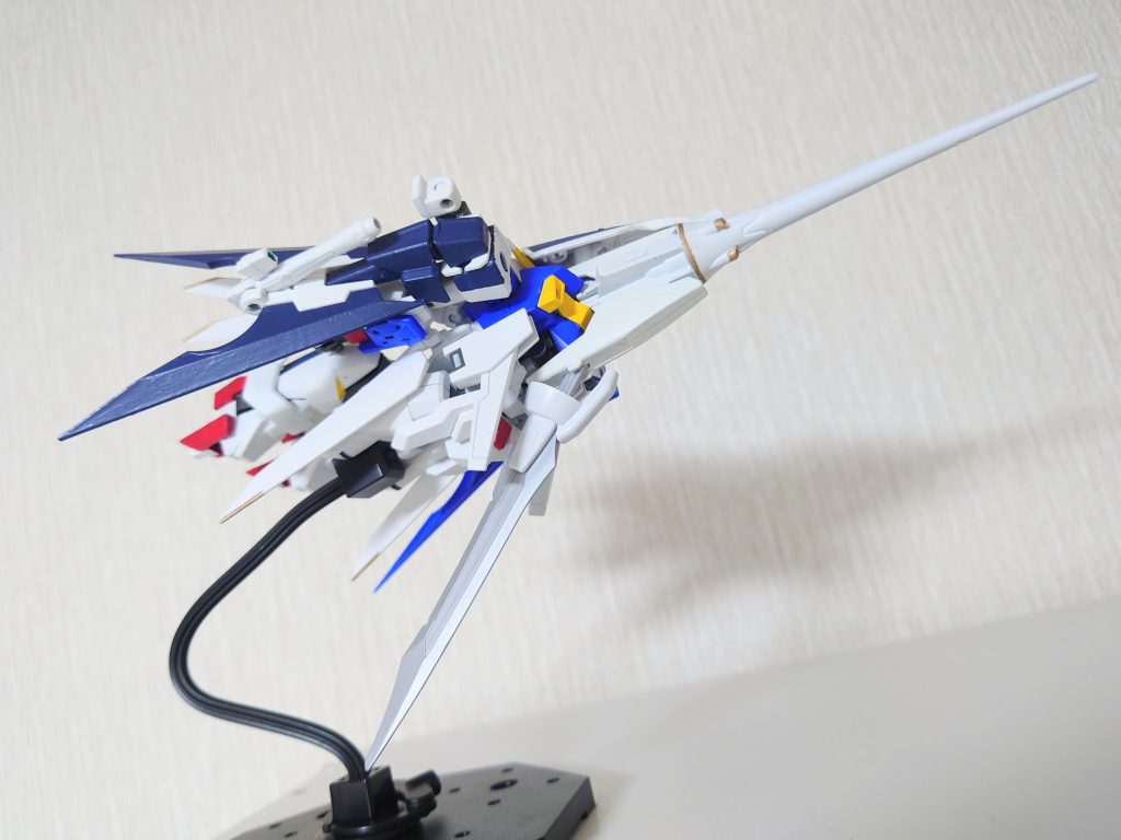 ガンダムAGE-2CBのCBはクロスブリードと読みます。元のダークハウンドが猟犬の意味なので犬系の名称にしたかったのと、ごちゃ混ぜ感からクロスブリード(雑種)と名付けました。CBでクロスボーンとも読めるのがポイント(笑)