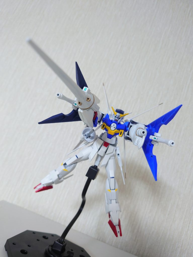 両肩部バインダーにクロスボーンのバスターガンを取付、ドッズキャノンとしています。ドッズランサー改の槍部分はクロスボーンX2のものにセンサー部を増設して取付。３連装ドッズガン装備。元のダークハウンドと比較して大幅に火力が向上しています。