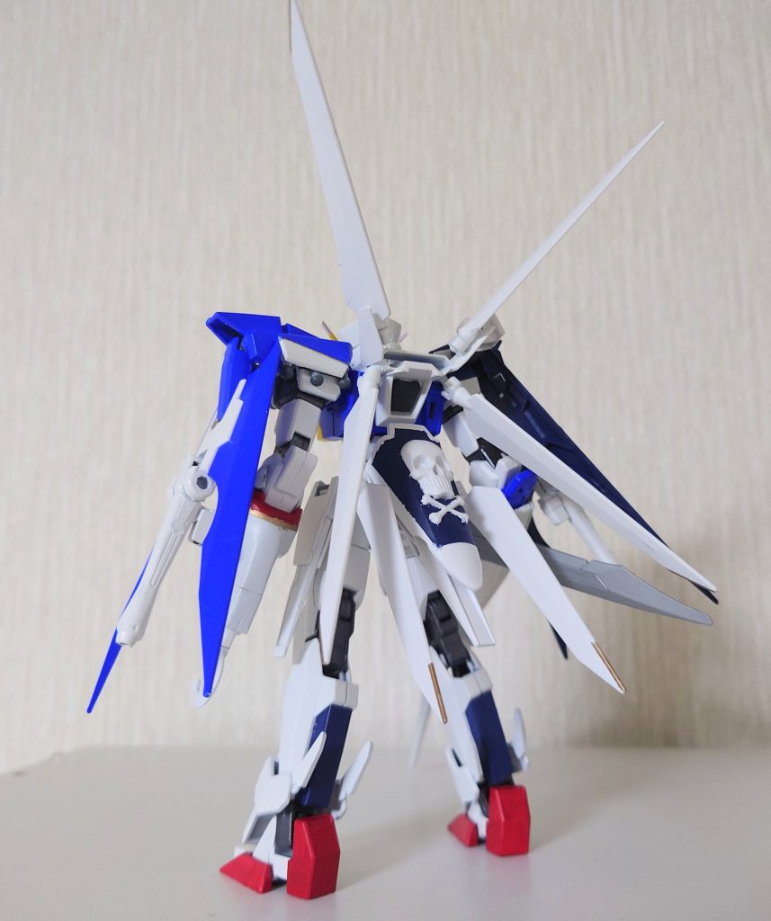 フィンビットは攻撃用ではなく、配置変更により防御力強化と機動力強化に用いる設定です。脚部アンクルガードはクロスボーンのパーツを加工して取付けています。