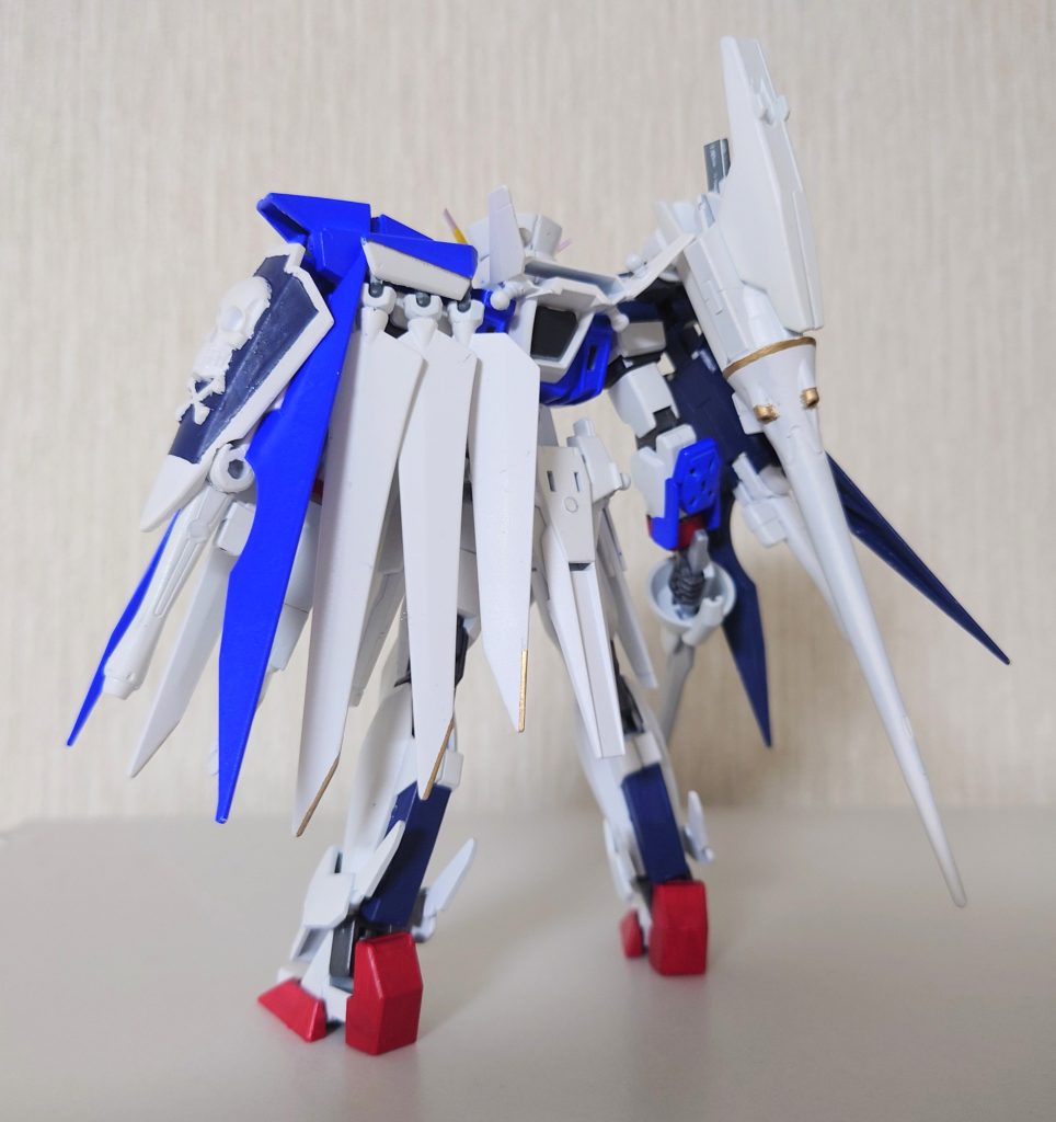 フィンビットとマウント部はギャラクシーブースター、左肩外側のシールドはスカルウェポンのパーツを使ってます。